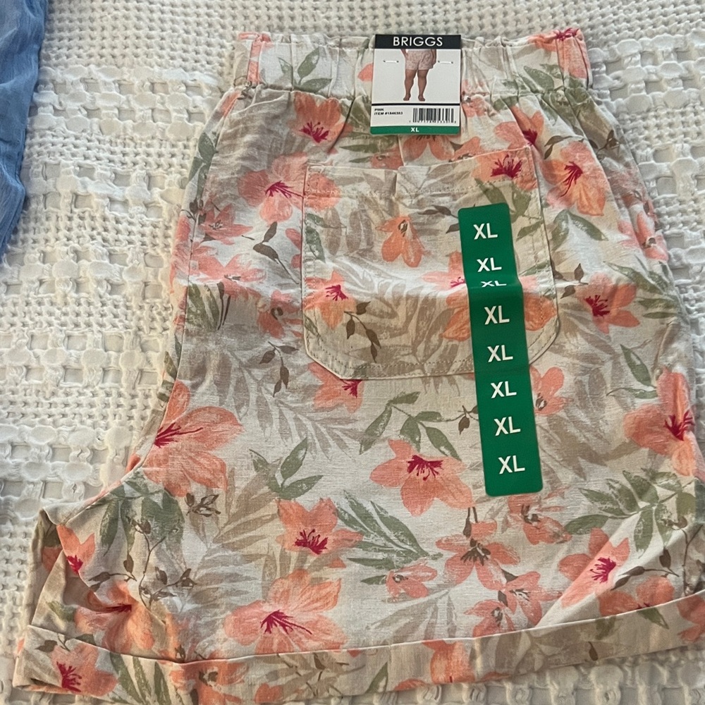 Briggs New York Women's Floral Shorts - Cream and Orange